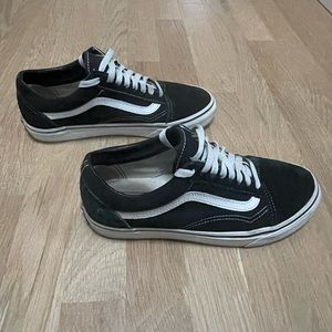 Vans Old Skool Shoe Men’s 6.5, women’s 8